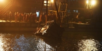 重庆万州坠江公交车10月31日晚被打捞出水 - 新华网