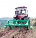 拖拉机在地里进行深松作业 - 农业机械化信息