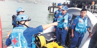 　　周小波(右一)正在参与救援。(重庆万州蓝天救援队供图) - 重庆新闻网