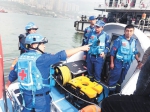 　　周小波(右一)正在参与救援。(重庆万州蓝天救援队供图) - 重庆新闻网