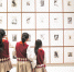 十一月一日，四川美术学院美术馆，市民欣赏江敉先生版画、漫画等精品。记者 卢越 摄 - 重庆新闻网