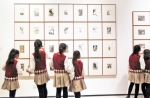 十一月一日，四川美术学院美术馆，市民欣赏江敉先生版画、漫画等精品。记者 卢越 摄 - 重庆新闻网
