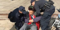 耄耋老人摔倒在地 民警送来“搀扶手” - 重庆晨网
