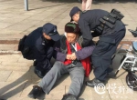 耄耋老人摔倒在地 民警送来“搀扶手” - 重庆晨网