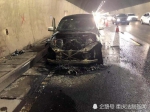 报废！刚买一年的奔驰车隧道内起火 被烧成光架架 - 重庆晨网