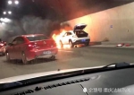 报废！刚买一年的奔驰车隧道内起火 被烧成光架架 - 重庆晨网