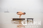 霸道！61岁健身达人江上做瑜伽 - 重庆晨网