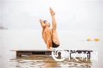 霸道！61岁健身达人江上做瑜伽 - 重庆晨网