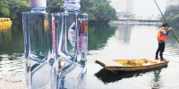 　　碧津湖的水质(右边水瓶)看上去与矿泉水别无二致。孟涛 摄 - 重庆新闻网