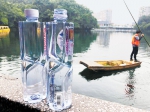 　　碧津湖的水质(右边水瓶)看上去与矿泉水别无二致。孟涛 摄 - 重庆新闻网