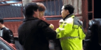 “警察不准我走，就冲动了！”万州一男子当街推搡辱骂交巡警被拘留七日 - 重庆晨网