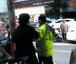 “警察不准我走，就冲动了！”万州一男子当街推搡辱骂交巡警被拘留七日 - 重庆晨网