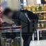 吃货蟊贼！男子改装外套超市行窃 酒肉菜配料一衣打尽 - 重庆晨网