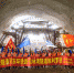 2018年11月22日，重庆市两江新区水土高新技术产业园和北碚区水土镇接壤处的松林湾隧道，施工人员在贯通后的隧道内合影。当日，重庆铁路枢纽东环线松林湾隧道贯通，该隧道是东环线上串联起北碚区和两江新区的重要铁路交通枢纽。 记者 谢智强 摄 - 重庆新闻网