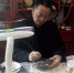 重庆画家施妙手 鹅卵石上穿“花衣” - 重庆晨网