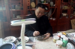 重庆画家施妙手 鹅卵石上穿“花衣” - 重庆晨网