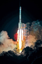 12月8日2时23分，我国在西昌卫星发射中心用长征三号乙运载火箭成功发射嫦娥四号探测器，开启了月球探测的新旅程。 新华社记者 江宏景 摄 - 重庆新闻网