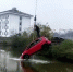女司机开车冲进池塘 热心市民划船救人 - 重庆晨网