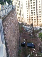 吓人！黑色轿车撞坏护栏坠落12米堡坎下 面目全非 - 重庆晨网