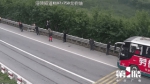 捏把汗！客车高速爆胎停摆 数十人竟逗留应急车道 - 重庆晨网