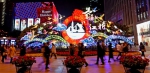 图为市民从“幸福江北”灯饰前经过。 - 重庆新闻网