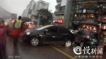 粗心大意！司机忘拉手刹，轿车溜至路中央 - 重庆晨网