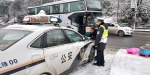 武隆民警深夜坚守冰雪路 解救被困车辆80余辆 - 公安厅