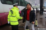 重庆公安民警迎战风雪保畅通 - 公安厅