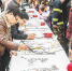 　　1月6日，“我们的中国梦”2019年重庆市文化进万家活动启动仪式暨红色文艺轻骑兵文艺志愿服务活动在合川区太和镇举行，图为送书画现场。张华 摄 - 重庆新闻网