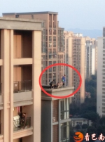 看得腿软！3个熊孩子爬上25楼楼顶玩“步步惊心” - 重庆晨网