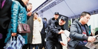 　　1月10日，江北区观音桥，民警给市民演示扒手行窃全过程。首席记者 崔力 摄 - 重庆新闻网