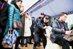 　　1月10日，江北区观音桥，民警给市民演示扒手行窃全过程。首席记者 崔力 摄 - 重庆新闻网
