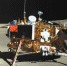 嫦娥四号着陆器图像，由玉兔二号巡视器全景相机拍摄。 　　1月11日下午，嫦娥四号着陆器与玉兔二号巡视器工作正常，在“鹊桥”中继星支持下顺利完成互拍，地面接收图像清晰完好，中外科学载荷工作正常，探测数据有效下传，搭载科学实验项目顺利开展，达到工程既定目标，标志着嫦娥四号任务圆满成功。至此，中国探月工程取得“五战五捷”。新华社发(国家航天局供图) - 重庆新闻网