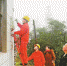 一月二十三日，在垫江县三溪镇江岭村五社的龚明惠家中，电力工人正在检查电表。记者 白麟 摄 - 重庆新闻网
