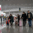 2月3日，在重庆江北国际机场航站楼内，岳玲玲（右二）和家人准备乘坐飞机前往甘肃兰州。 - 重庆新闻网
