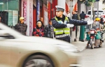 2月7日，渝北区石船镇，民警正在道路上指挥疏导交通。特约摄影 龙帆 - 重庆新闻网