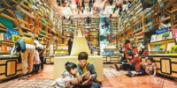 二月七日，重庆市九龙坡区杨家坪商圈钟书阁书店，市民带着小孩在书店里观看书籍。特约摄影 龙帆 - 重庆新闻网