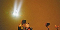 2月6日晚上10点，重庆江北国际机场二跑道南端，吴小刚正在更换灯具，保障航班安全。记者 罗斌 摄 - 重庆新闻网