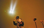 2月6日晚上10点，重庆江北国际机场二跑道南端，吴小刚正在更换灯具，保障航班安全。记者 罗斌 摄 - 重庆新闻网