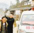 二月十二日，陈洪森(右一)和同事驾驶扶贫专车，为村民们送来了“户户通”卫星接收器。通讯员 谢道玖 摄 - 重庆新闻网