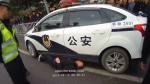 神操作！无证驾驶遇检查 男子钻进警车车底不出来 - 重庆晨网