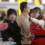 2月16日，重庆机场T3航站楼，志愿者正在指引乘客办理登机手续。春运期间，重庆机场每天安排春运志愿者近100人，为乘客提供咨询、引导等服务，帮助乘客快速登机。记者 罗斌 摄 - 重庆新闻网