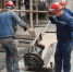 二月十四日，水江氧化铝有限公司新招来的工人们正在“80项目”厂区检修设备。记者 颜安 摄 - 重庆新闻网