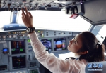 （图片故事）（6）追逐梦想 “80后”空姐变身女飞行员 - 新华网