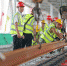 　　在轨道环线朝天门长江大桥施工现场，技术工人正在进行最后一段轨道铺设。(重庆日报资料图片) 记者 罗斌 摄 - 重庆新闻网