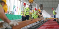 　　在轨道环线朝天门长江大桥施工现场，技术工人正在进行最后一段轨道铺设。(重庆日报资料图片) 记者 罗斌 摄 - 重庆新闻网