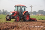 农机正在开展整地作业。 记者 苏俊杰 摄 - 农业机械化信息