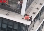 男子直播跳楼 飞身救下他的19岁消防员是个重庆崽儿：失败五次才成功 - 重庆晨网