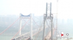 桥上工人将垃圾往桥下倒 市民拍下现场视频 - 重庆晨网