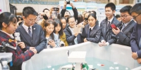 　　三月三十日，重庆第十一中学校，第三十四届重庆市青少年科技创新大赛公开展示现场，自主式水面清漂机器人吸引了不少人关注。首席记者 谢智强 摄 - 重庆新闻网